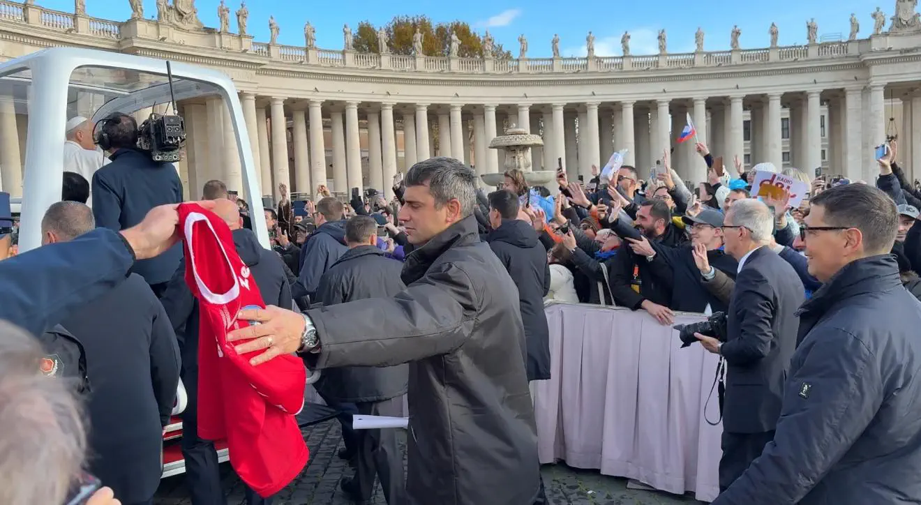 aevv-udienza-papa-folla-maglietta